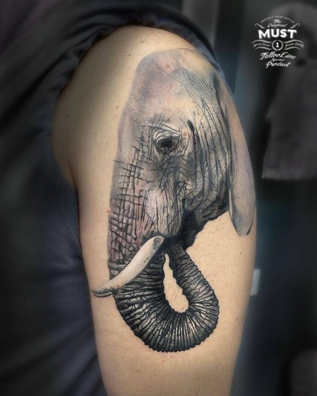 Tatuaje de elefante en el brazo.