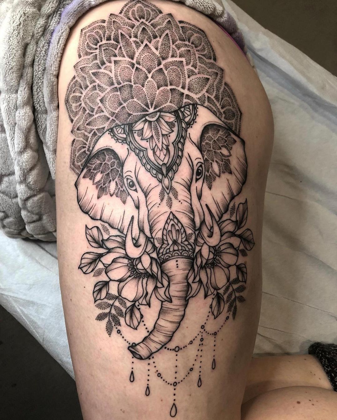 Tatuaje de elefante en el muslo