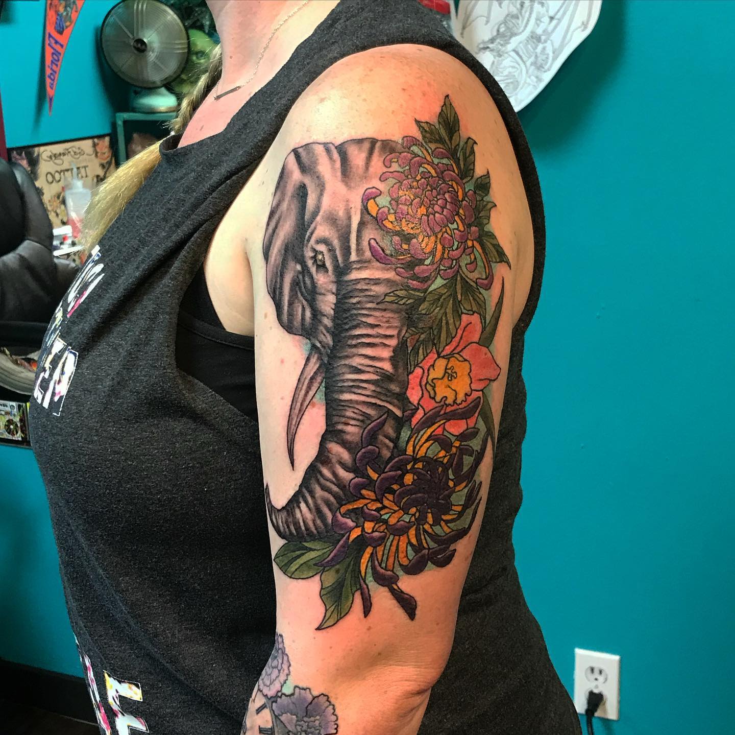 Tatuaje de Elefante Floral para Mujeres