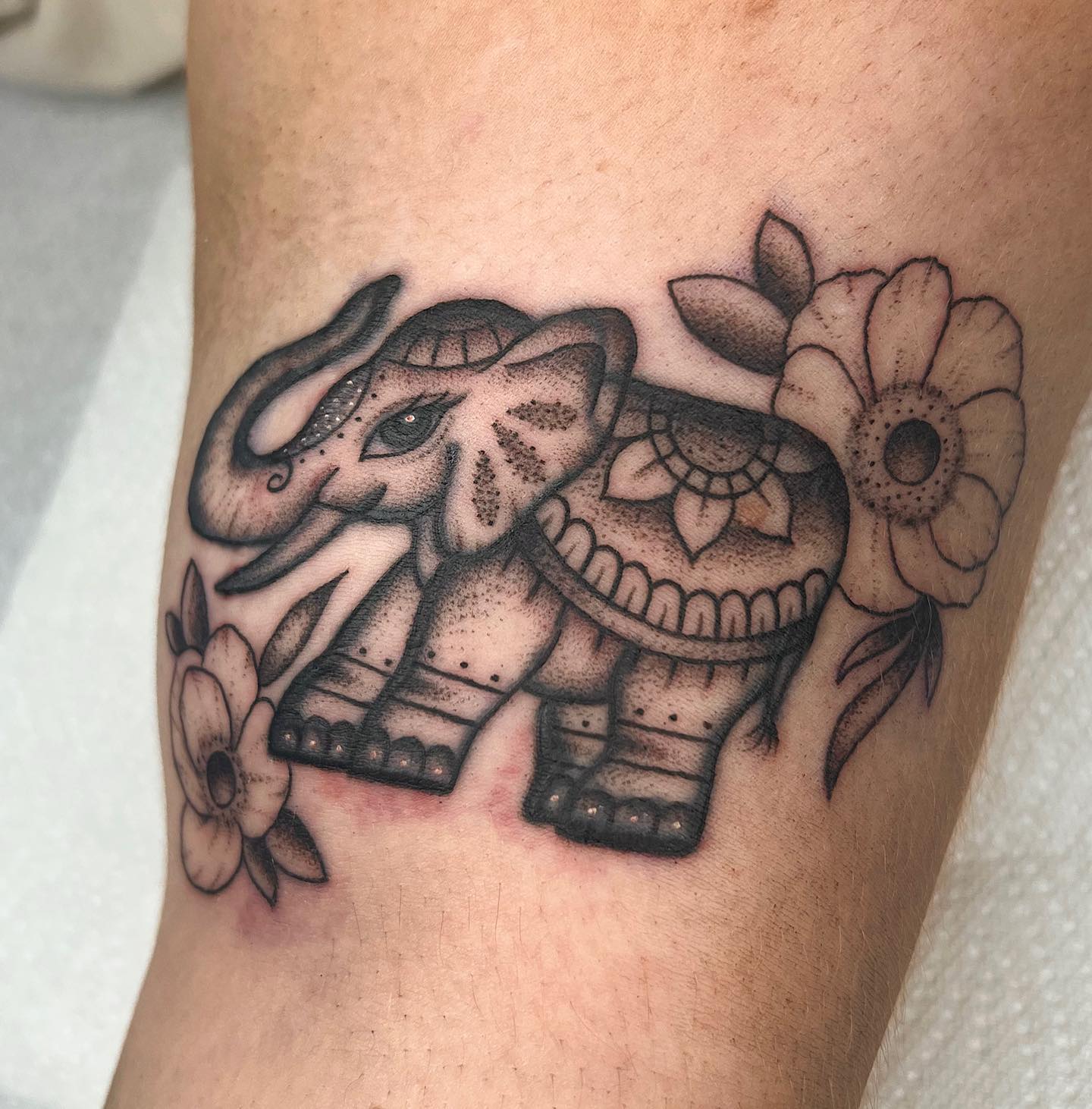 Tatuaje de elefante lindo hecho con puntos.