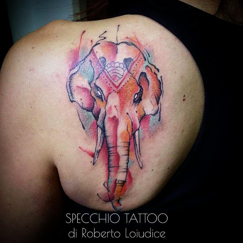 Tatuaje de elefante lleno de color.