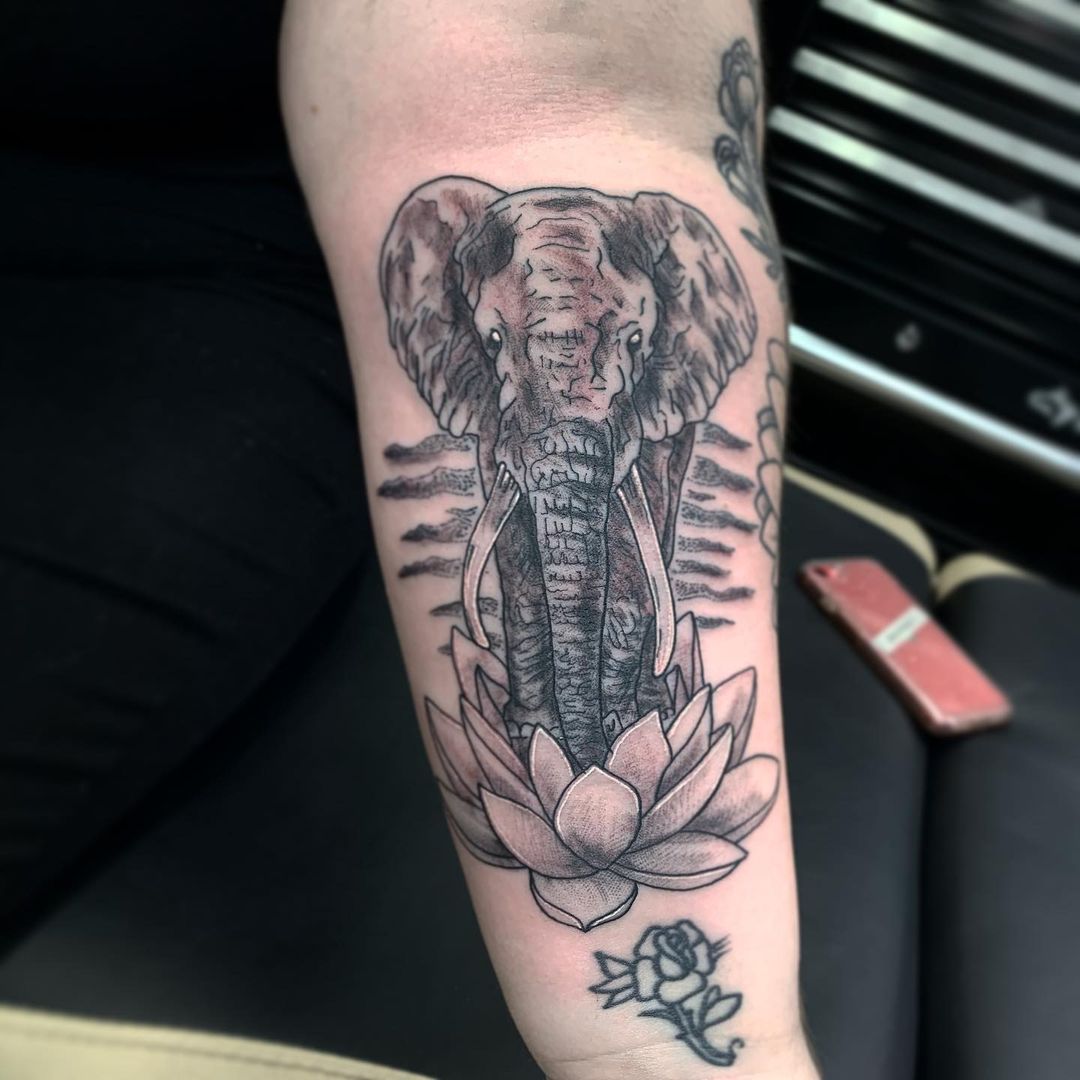 Tatuaje de Elefante y Loto