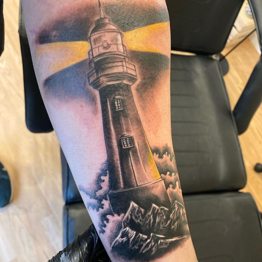 Tatuaje de Faro Negro y Amarillo
