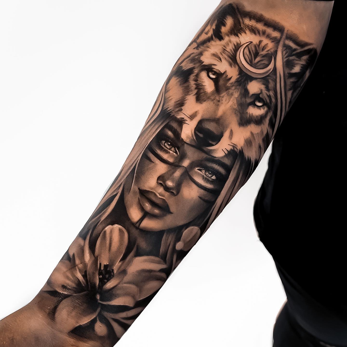 Tatuaje de Lobo con Impresión de Mujer.