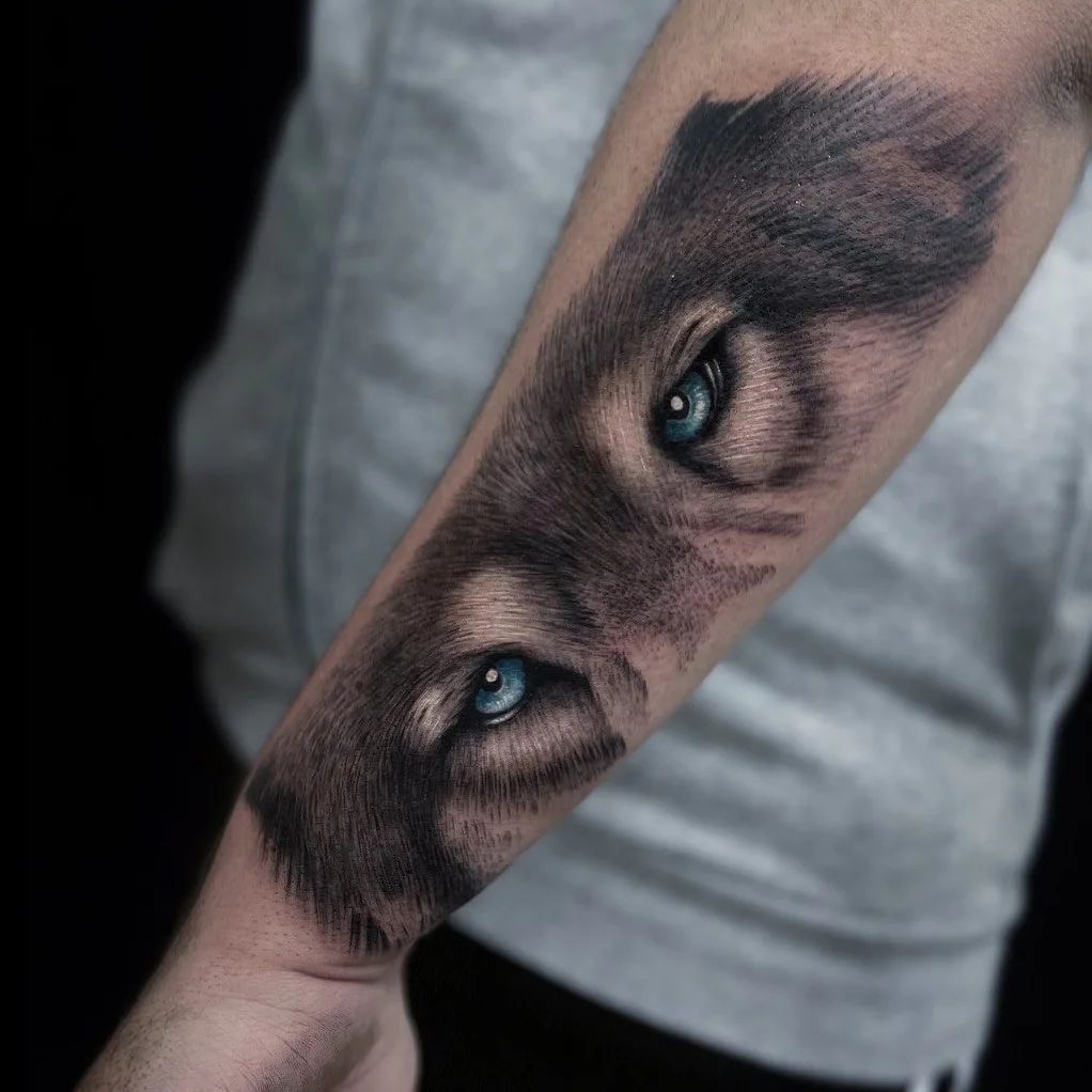 Tatuaje de lobo con ojos azules