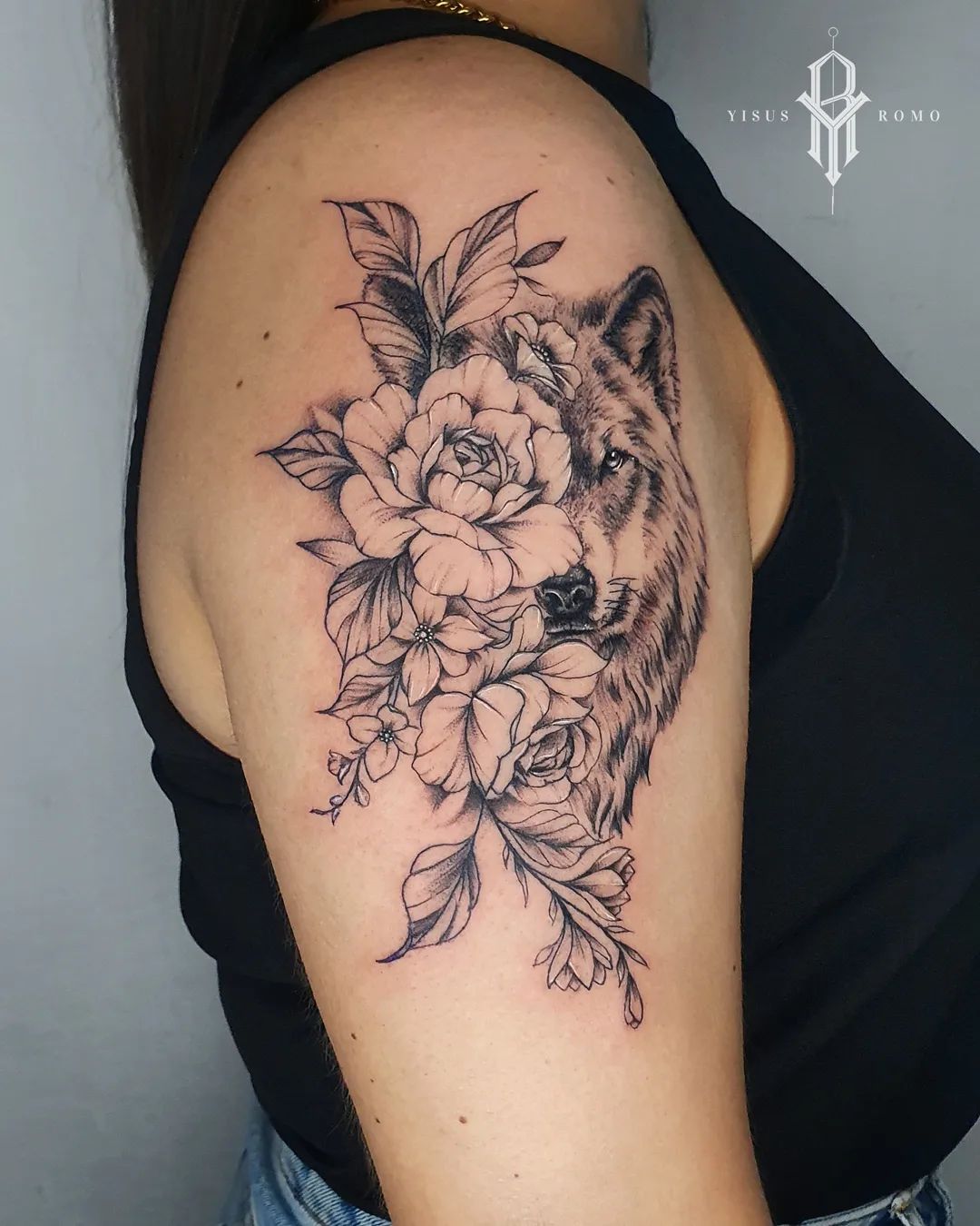 Tatuaje de lobo con rosas.