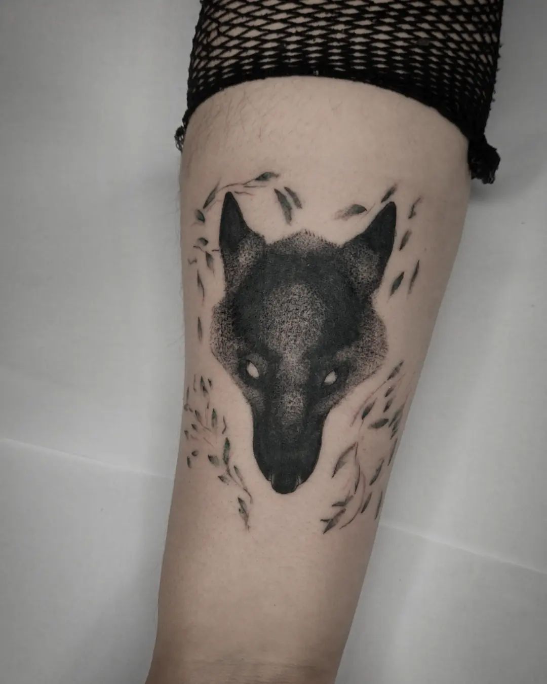 Tatuaje de lobo con tinta negra simple.