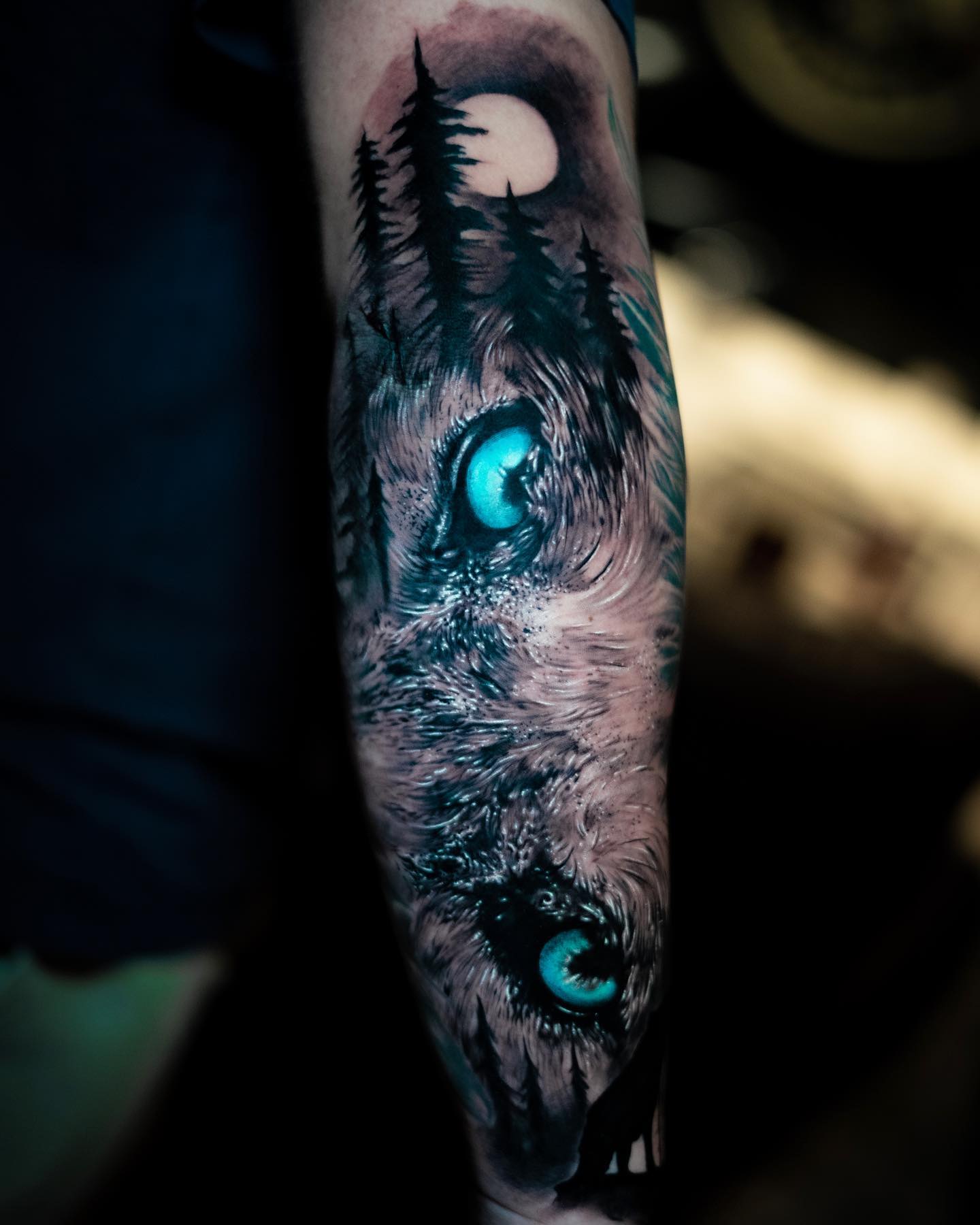 Tatuaje de lobo con un toque de azul.
