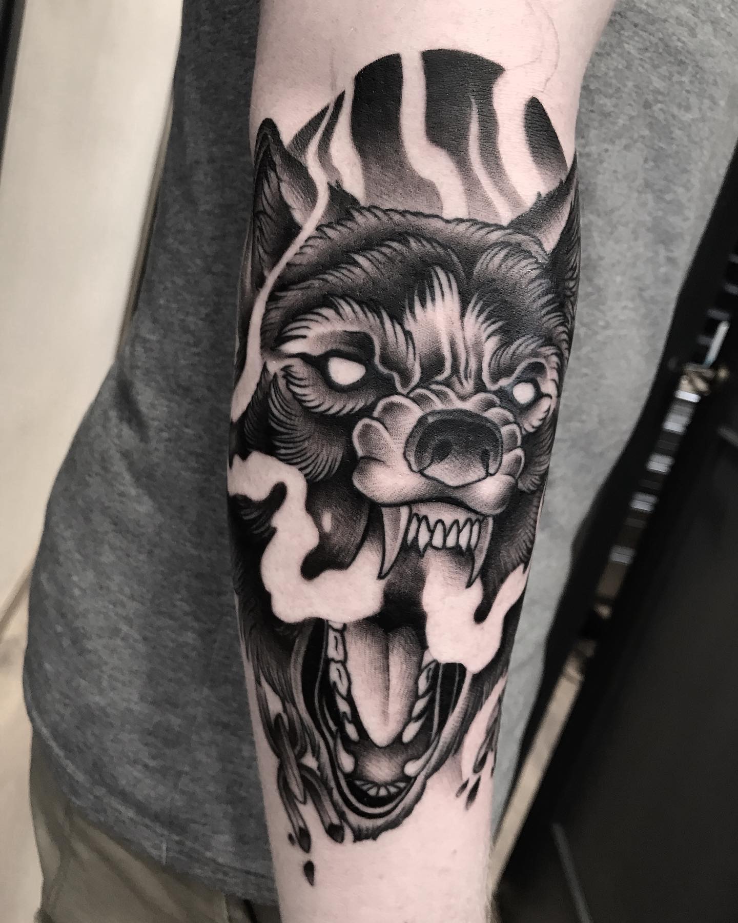 Tatuaje de lobo en el antebrazo.