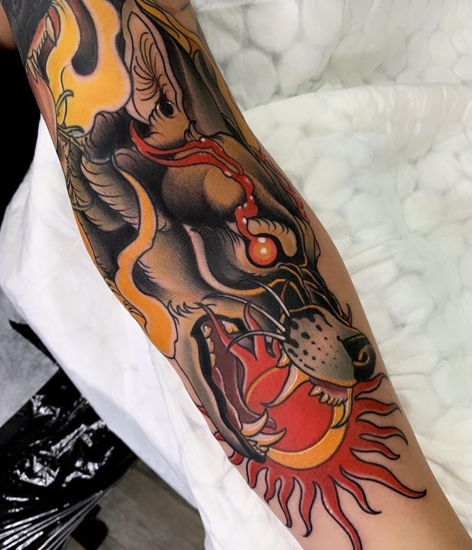 Tatuaje de lobo en el brazo desde el codo hasta la muñeca