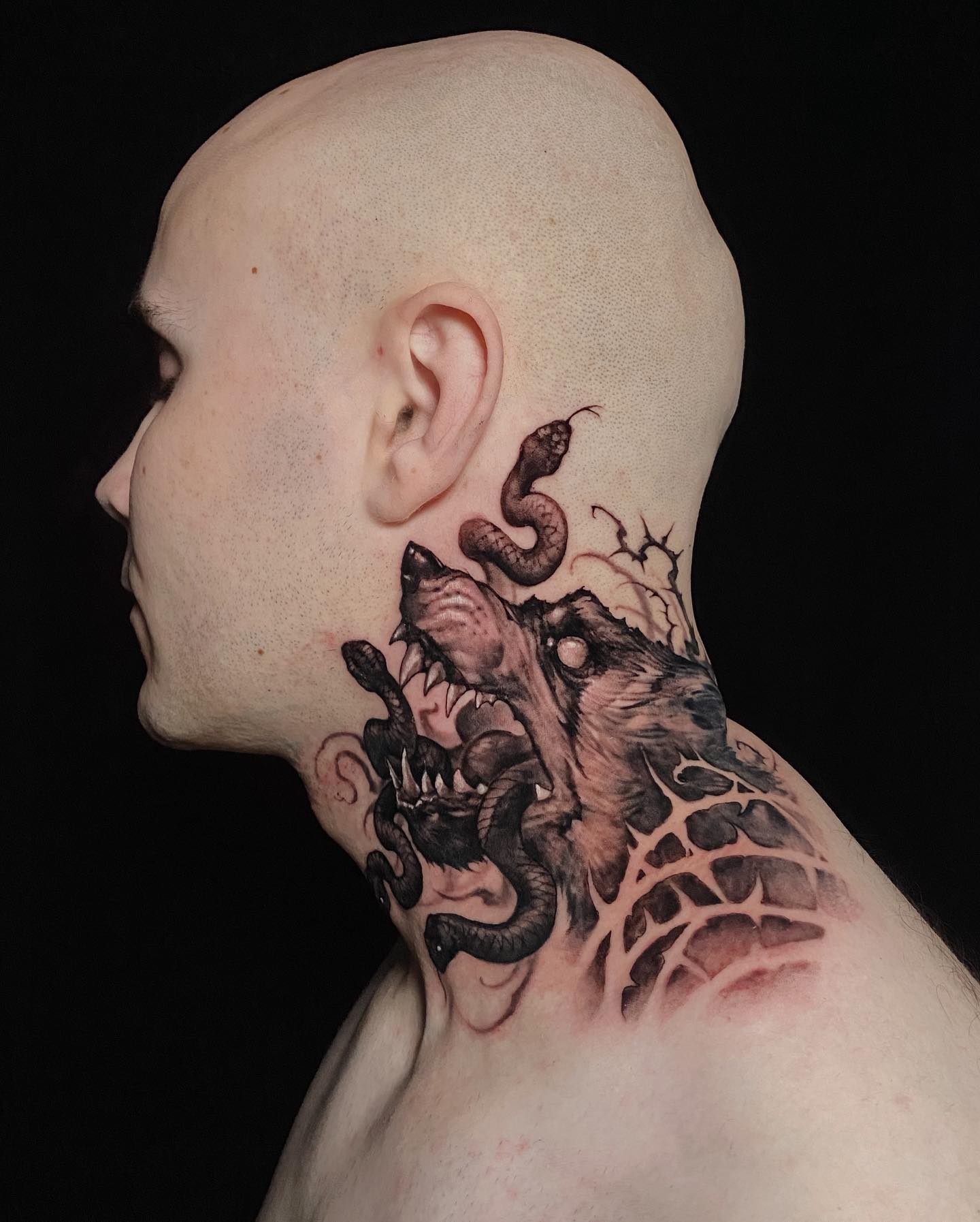 Tatuaje de lobo en el cuello