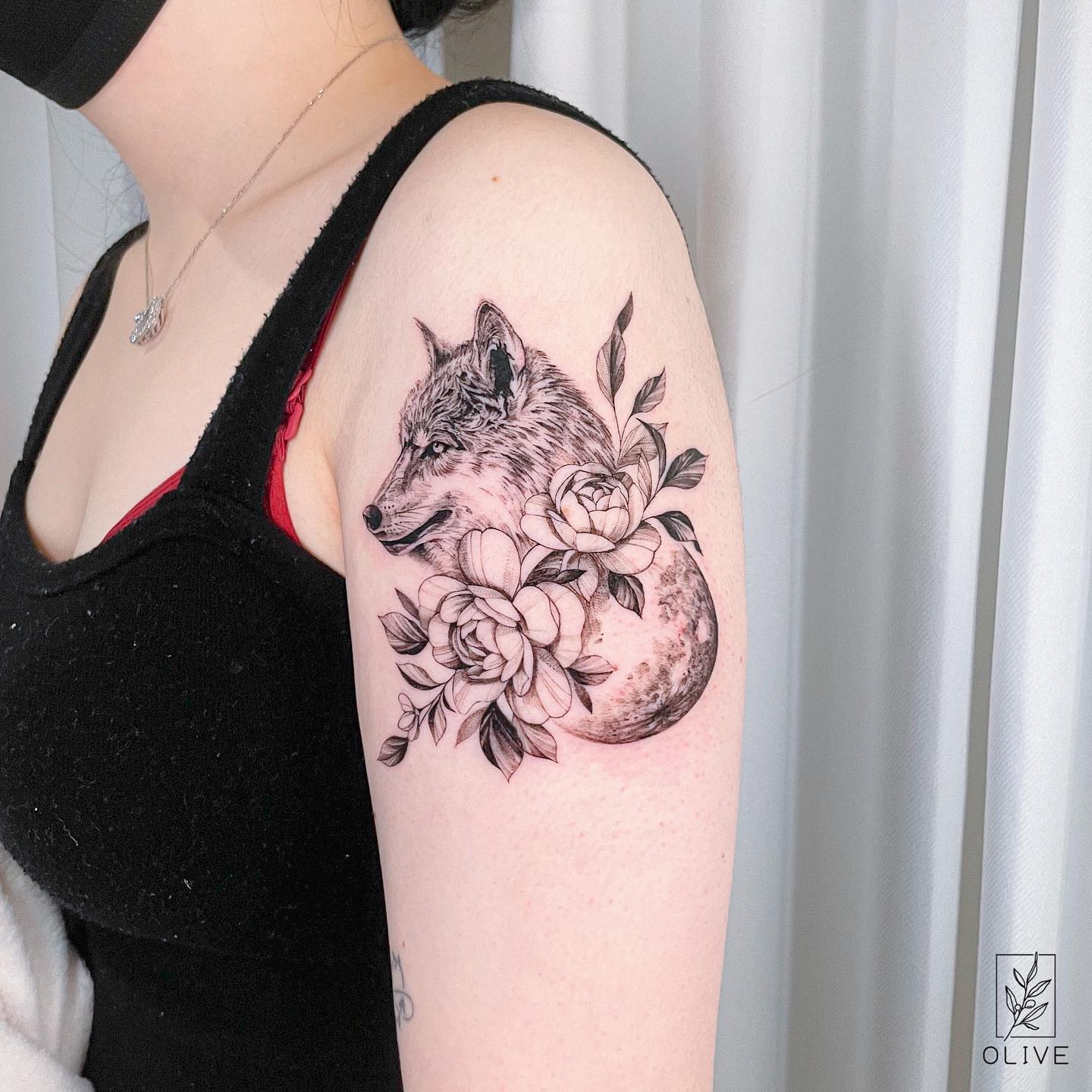 Tatuaje de lobo en el hombro