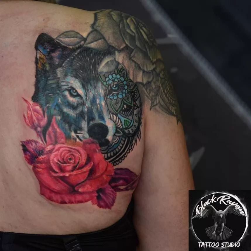 Tatuaje de lobo en el hombro colorido