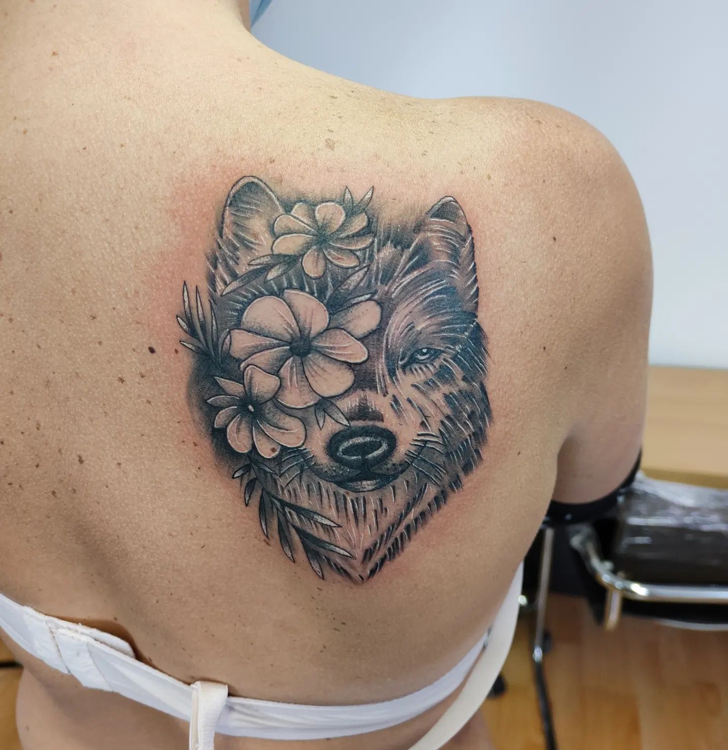 Tatuaje de lobo en el hombro trasero