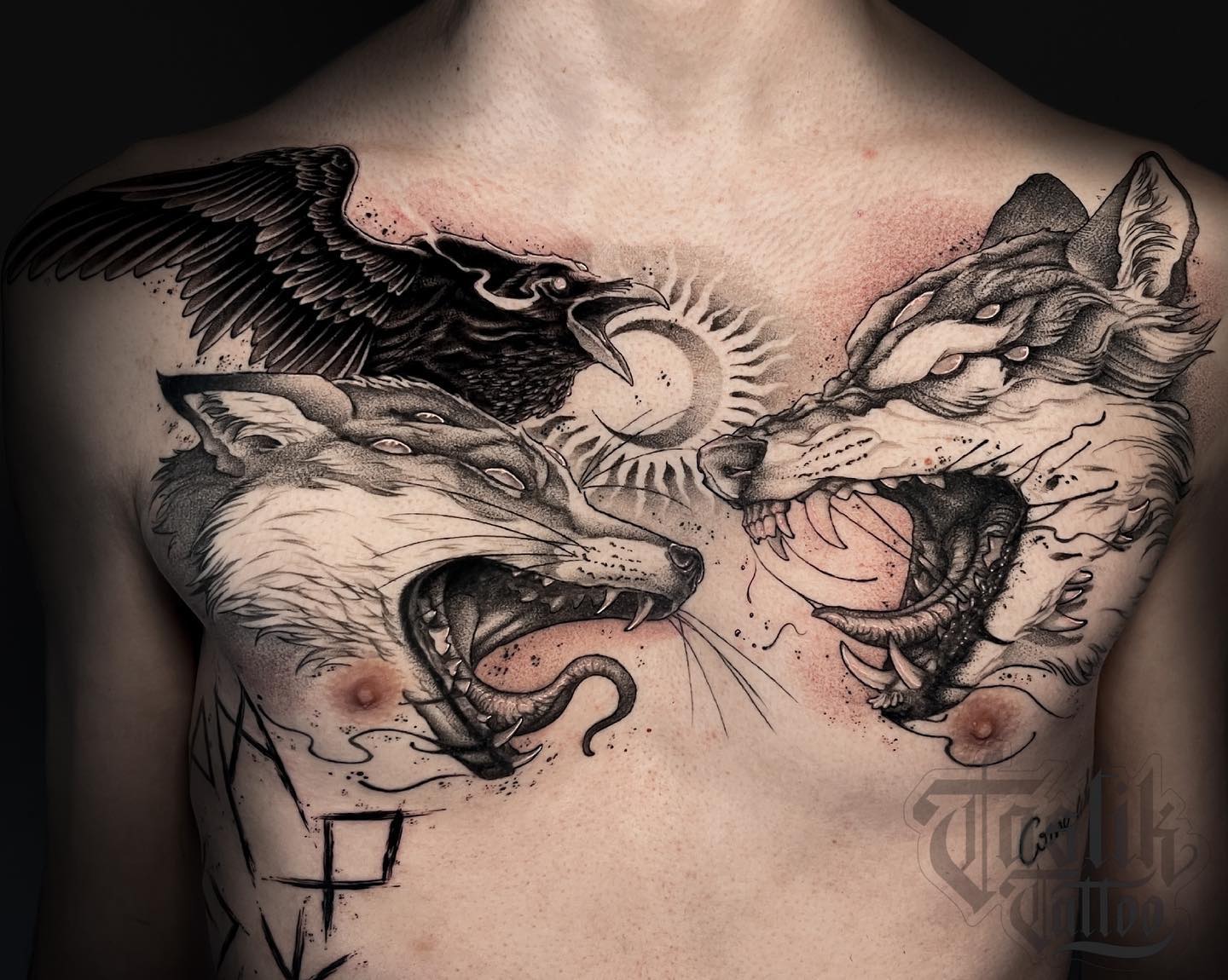 Tatuaje de lobo en el pecho