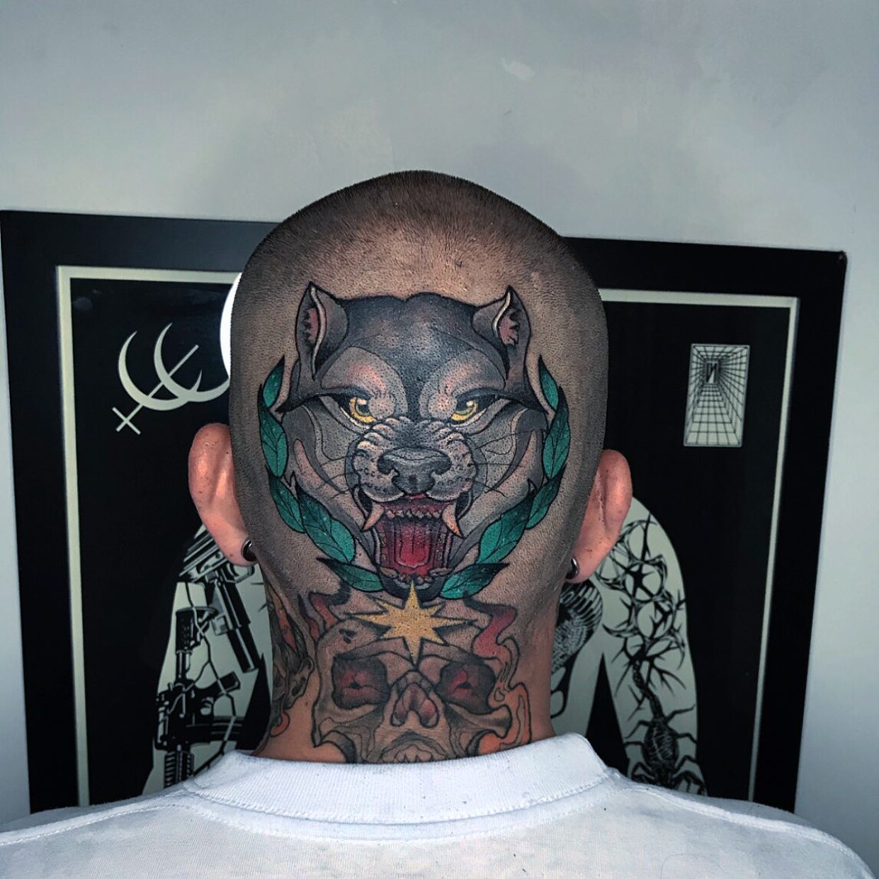 Tatuaje de Lobo en la cabeza