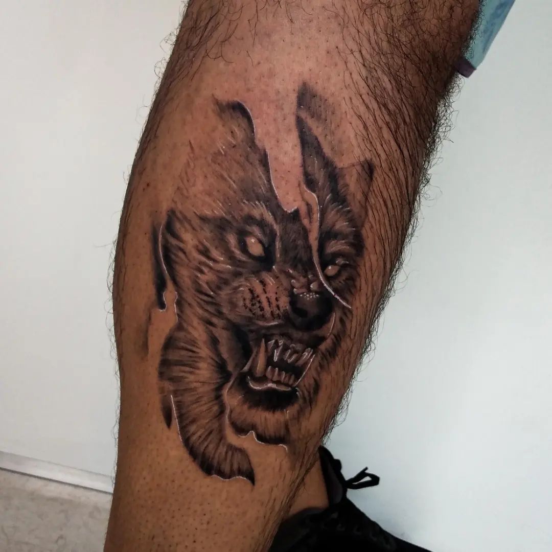 Tatuaje de lobo en la pantorrilla