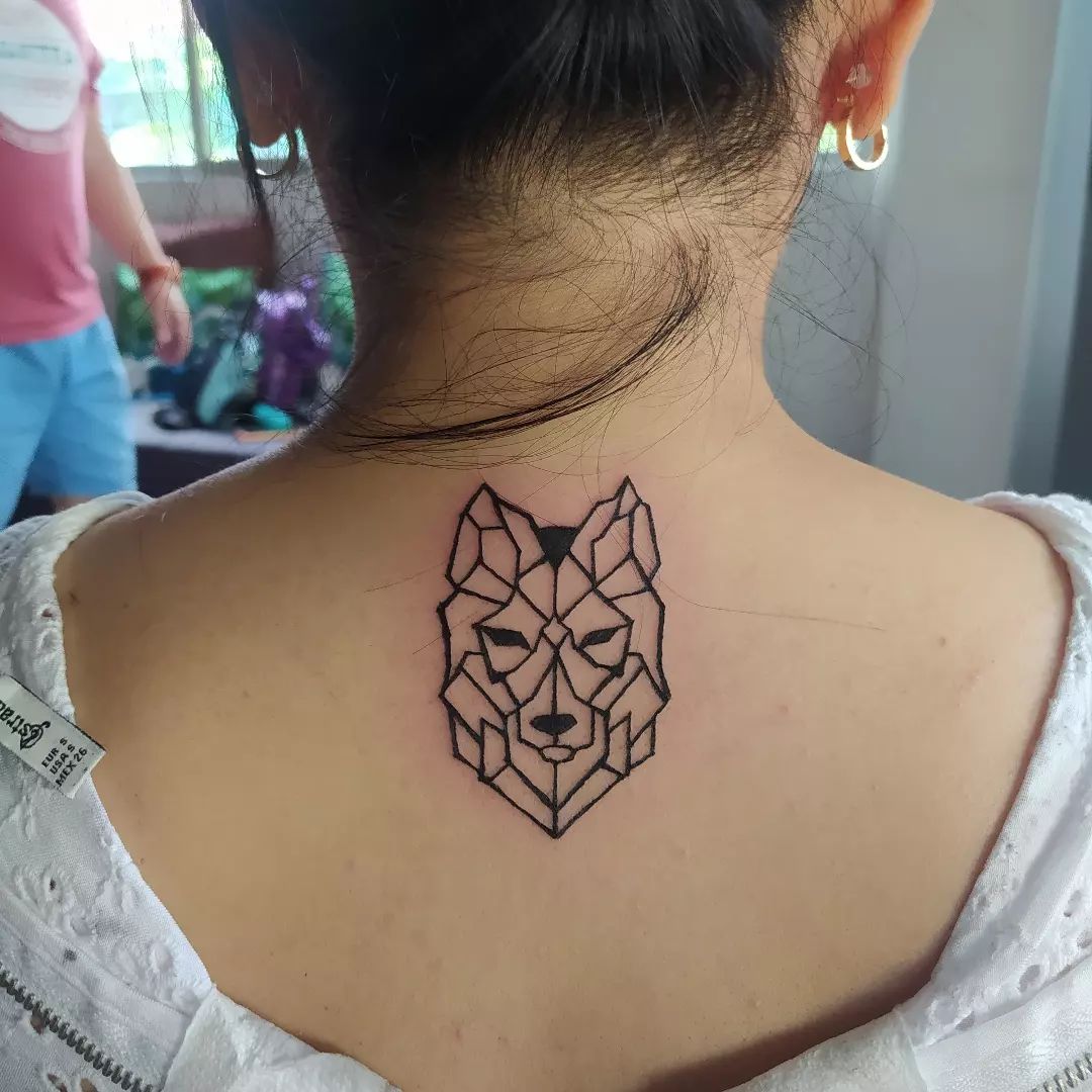 Tatuaje de lobo geométrico.