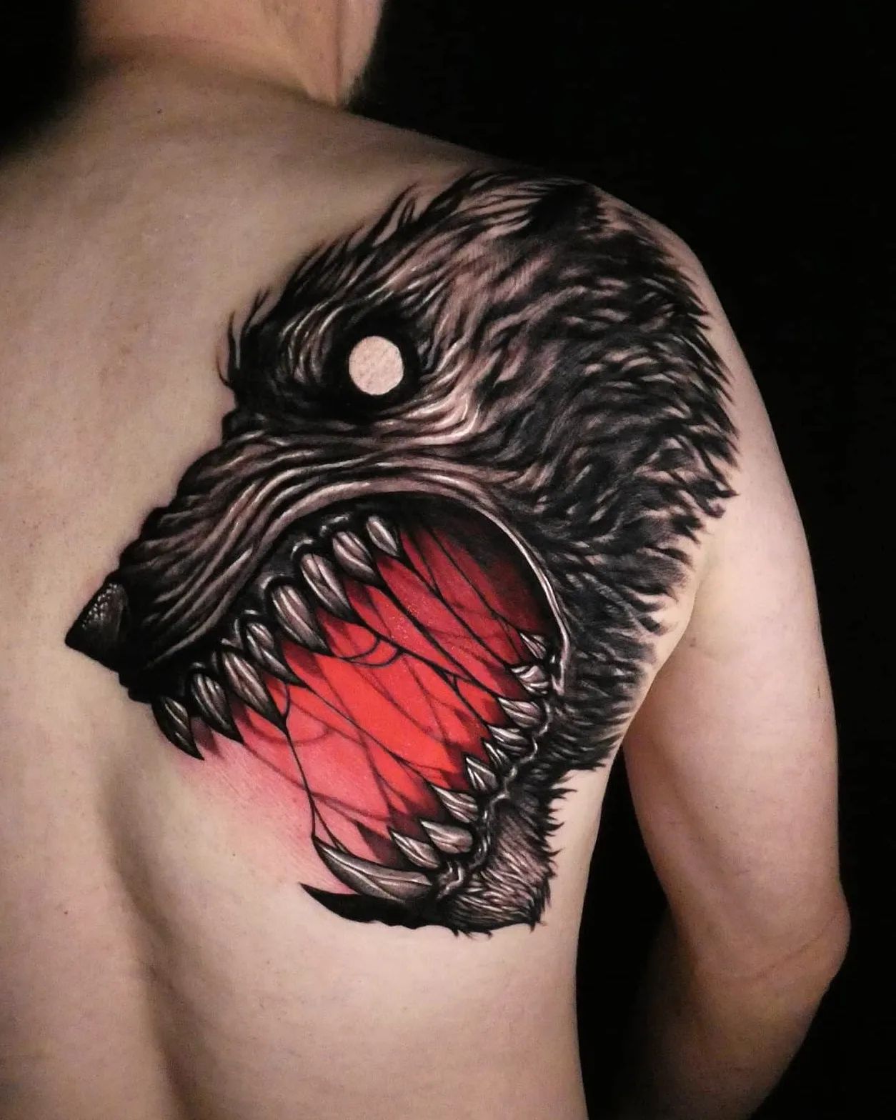 Tatuaje de lobo monstruoso en la espalda