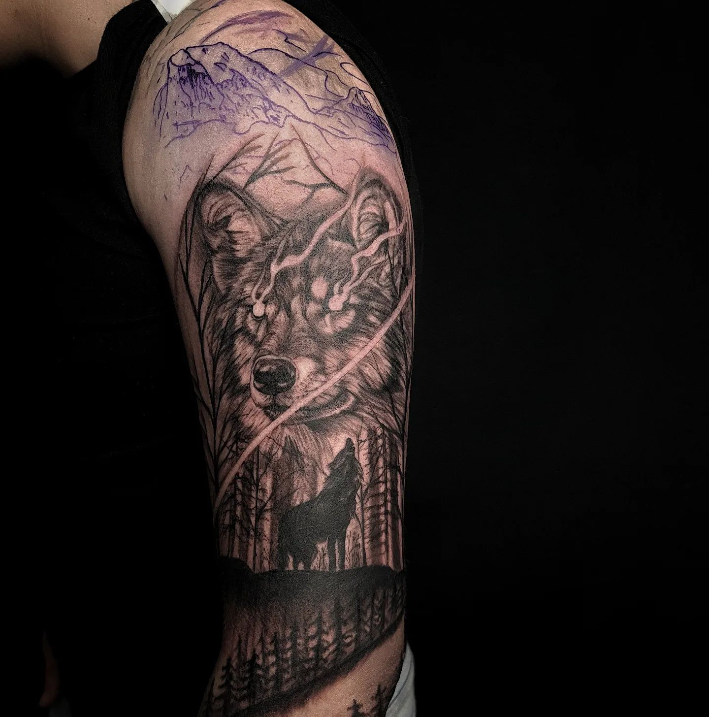 Tatuaje de Lobo Negro en el Brazo.