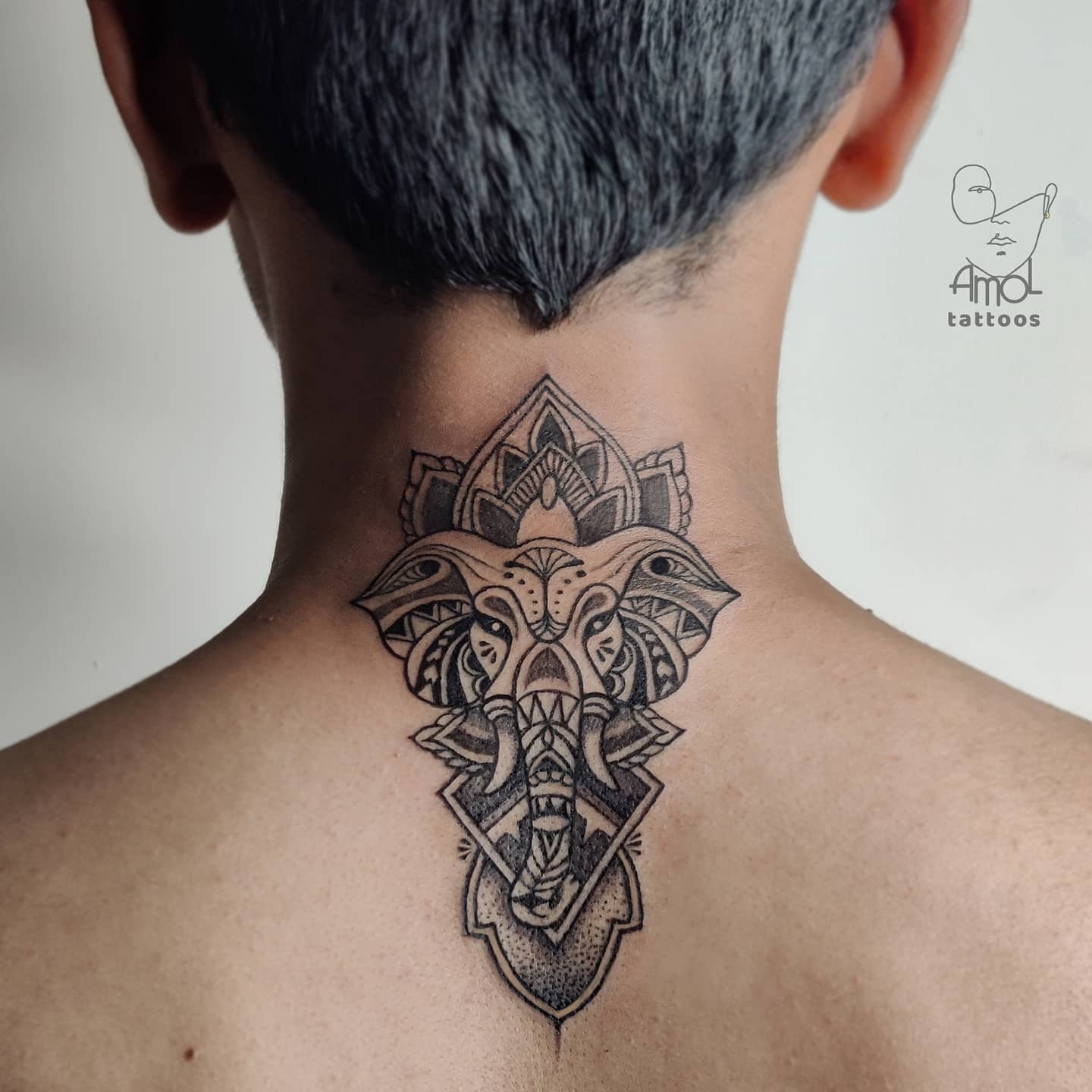 Tatuaje de mandala de elefante en el cuello