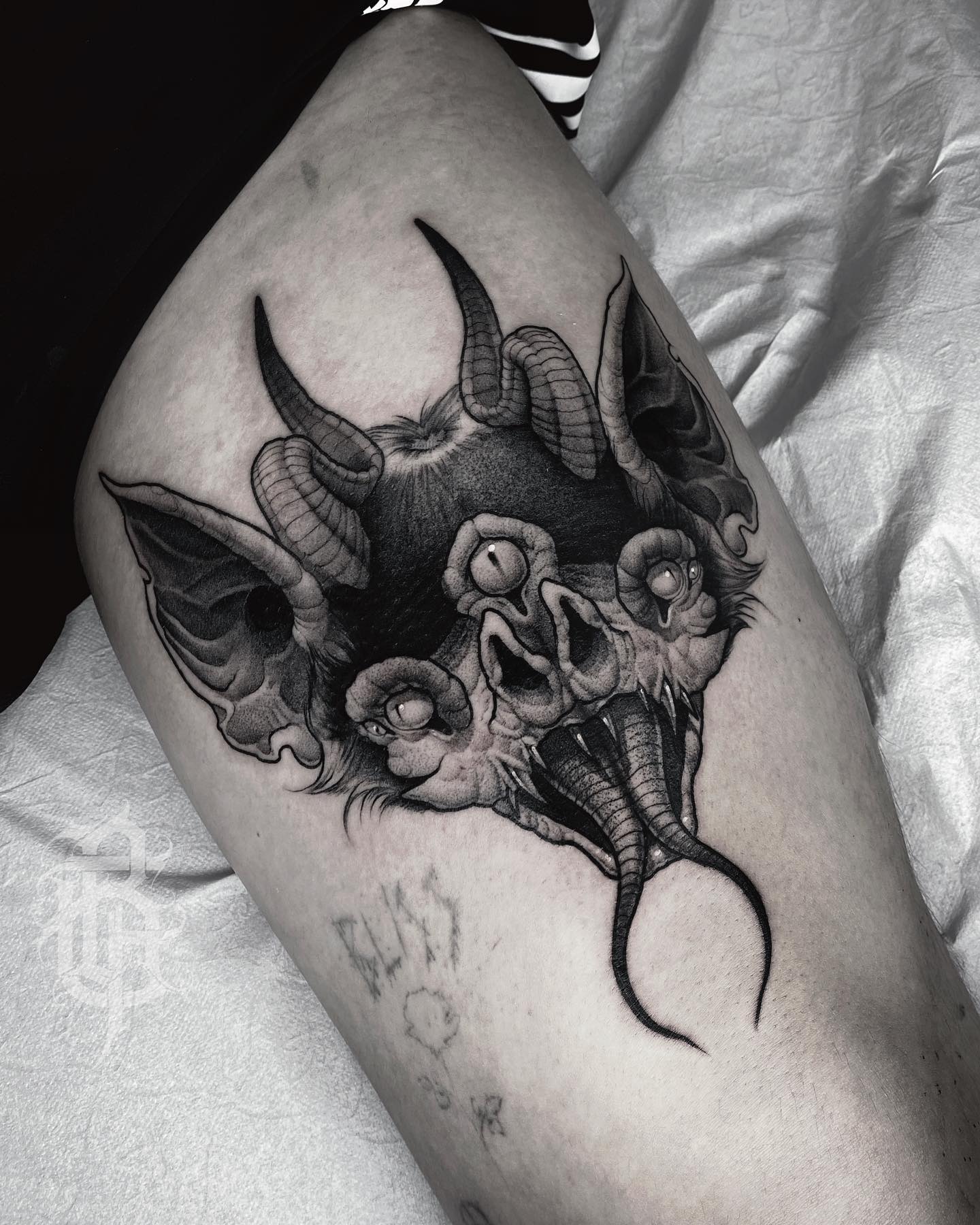 Tatuaje de murciélago aterrador.