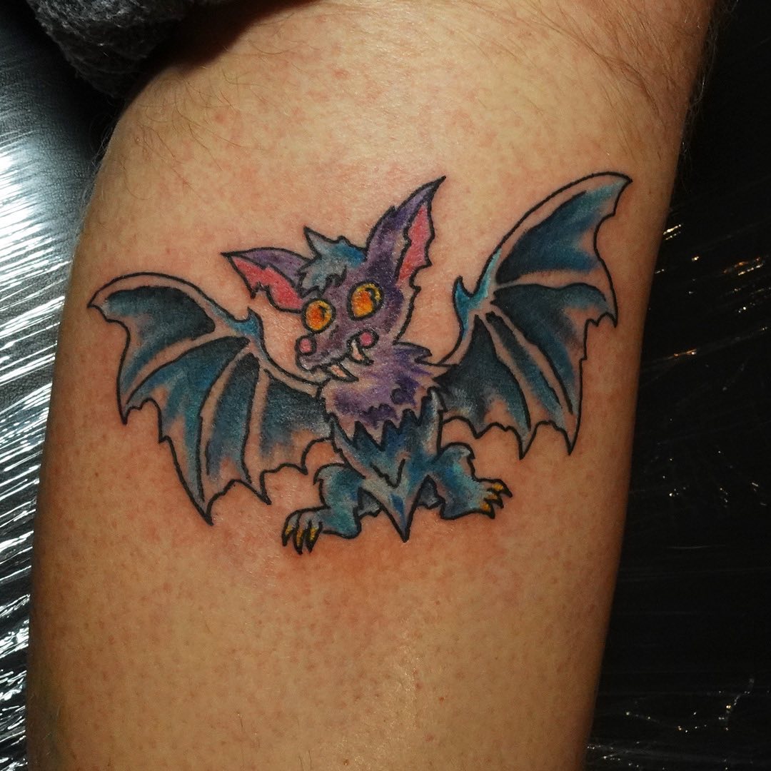 Tatuaje de murciélago azul