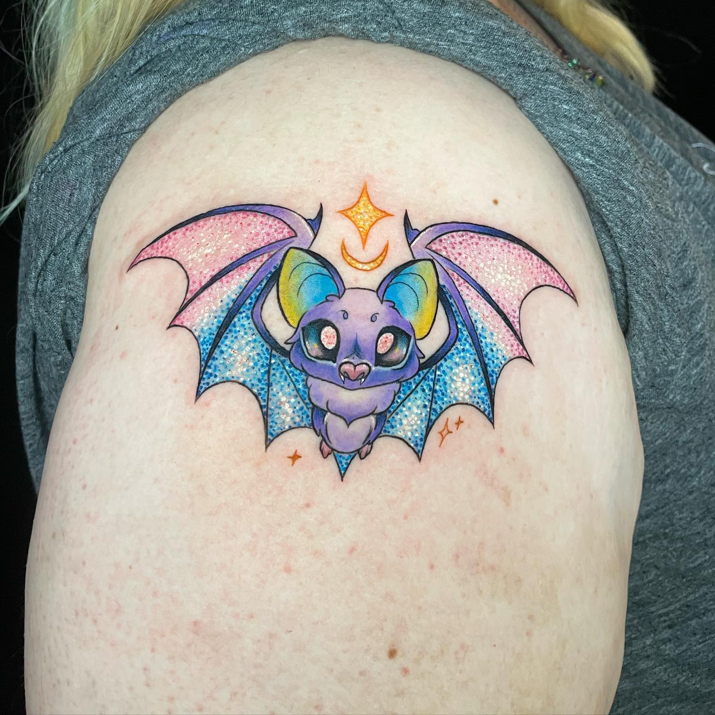 Tatuaje de murciélago en el hombro colorido