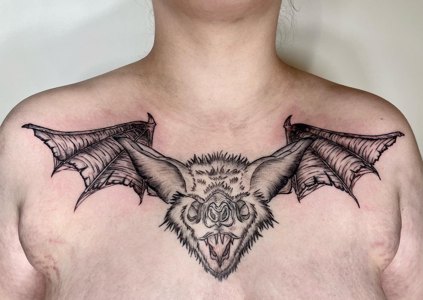 Tatuaje de murciélago en el pecho