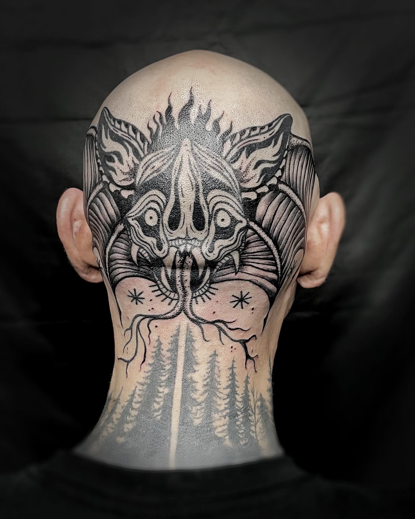 Tatuaje de murciélago en la cabeza