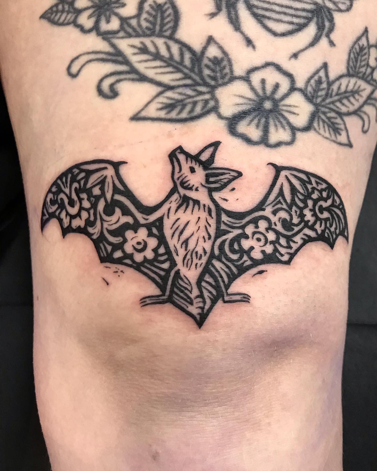 Tatuaje de murciélago en la rodilla