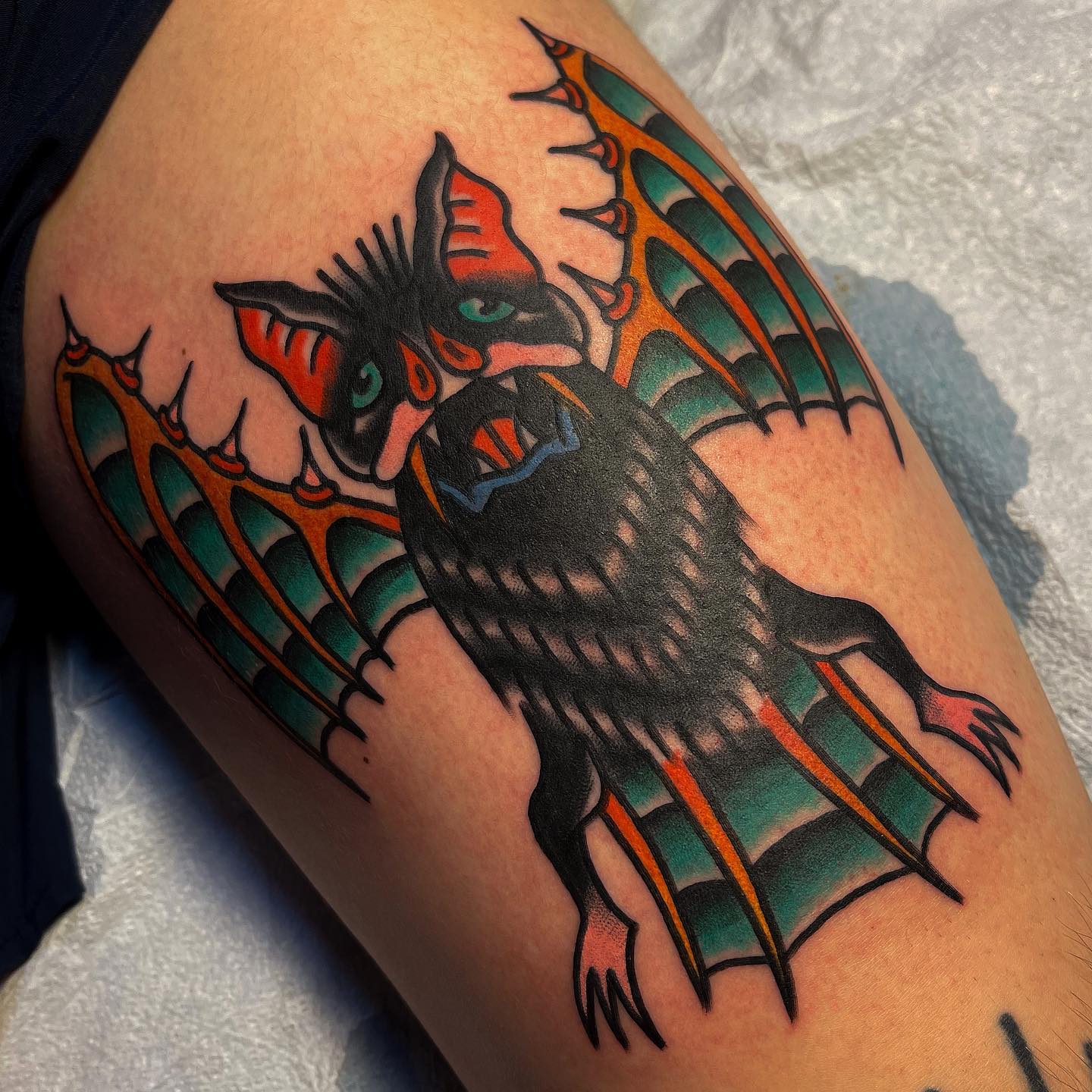 Tatuaje de Murciélago Grande y Colorido