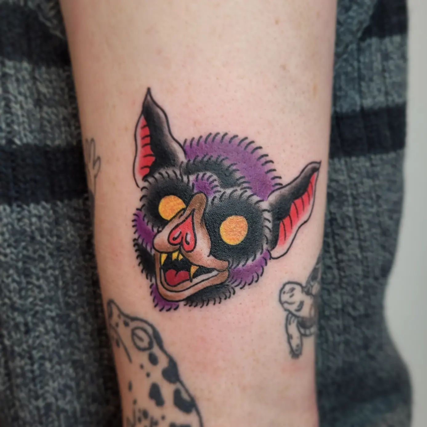Tatuaje de murciélago morado