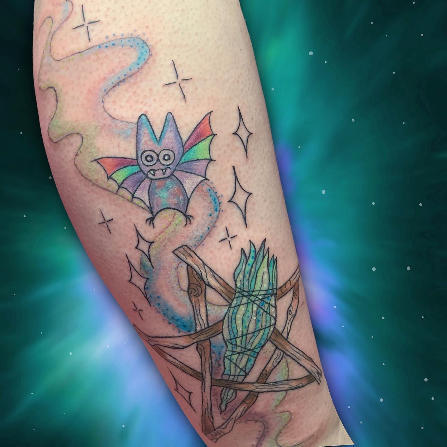 Tatuaje de murciélago vibrante y colorido.