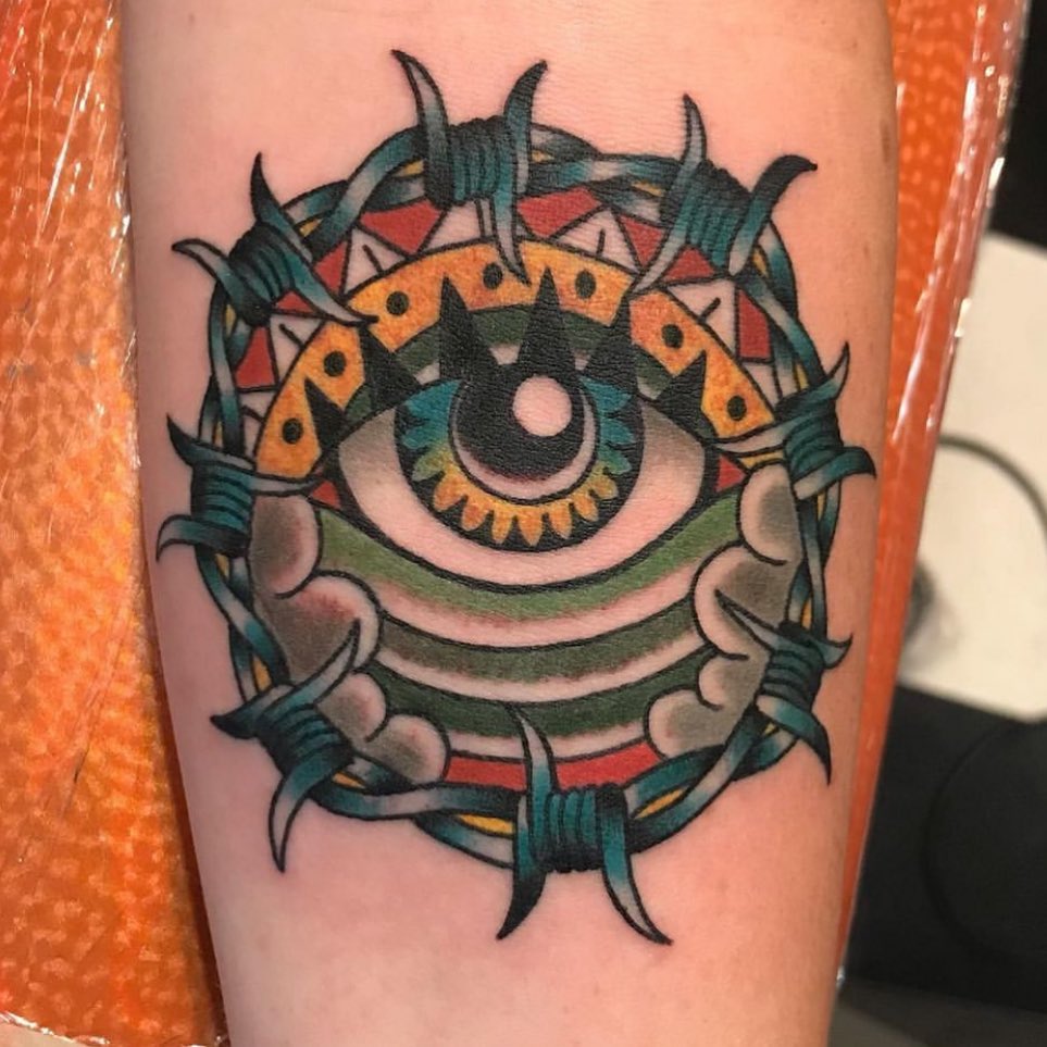 Tatuaje de ojo único y alambre de púas.