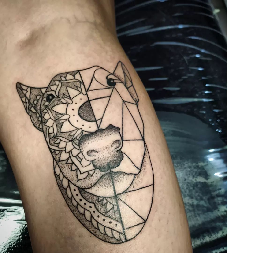 Tatuaje de pantera geométrica