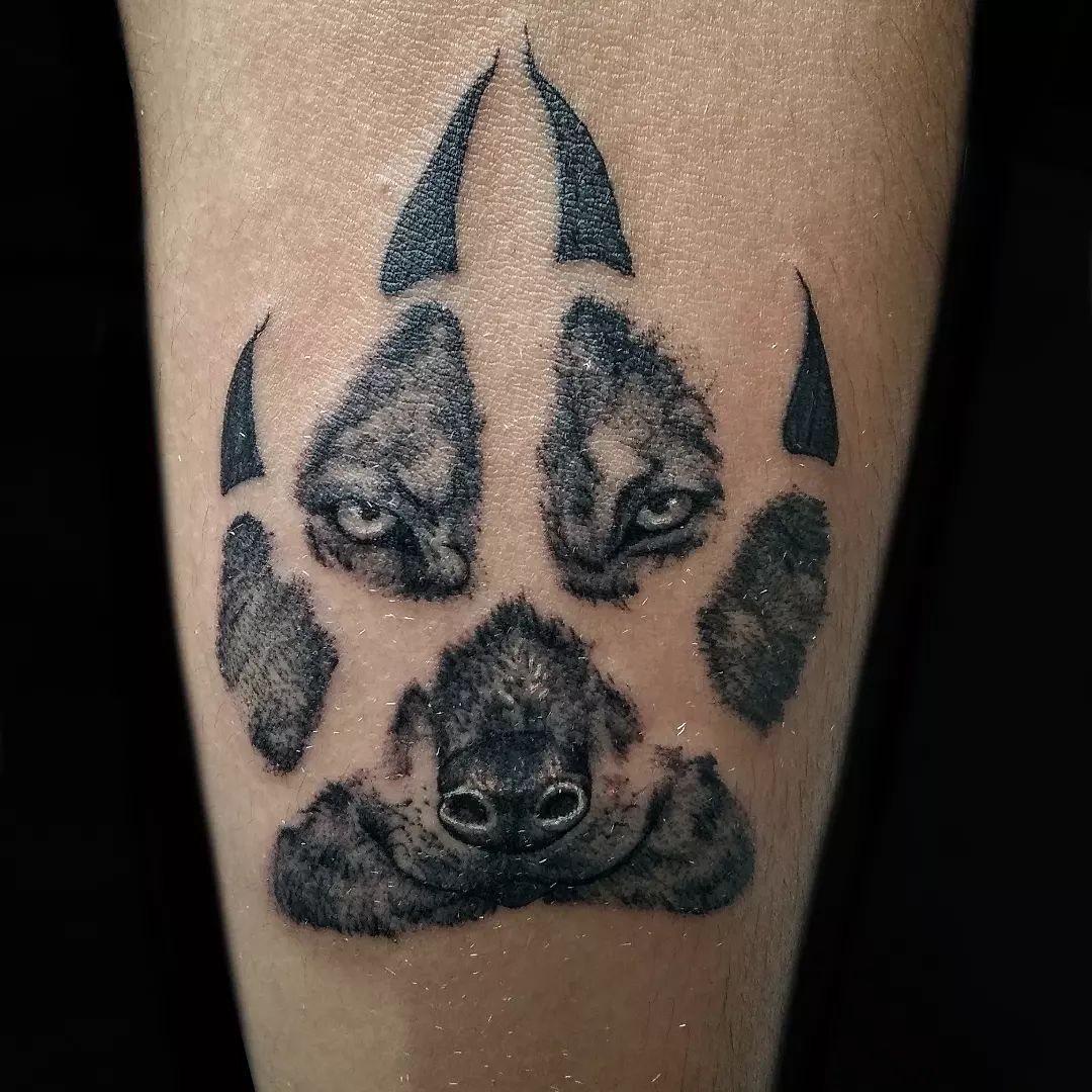 Tatuaje de pata de lobo