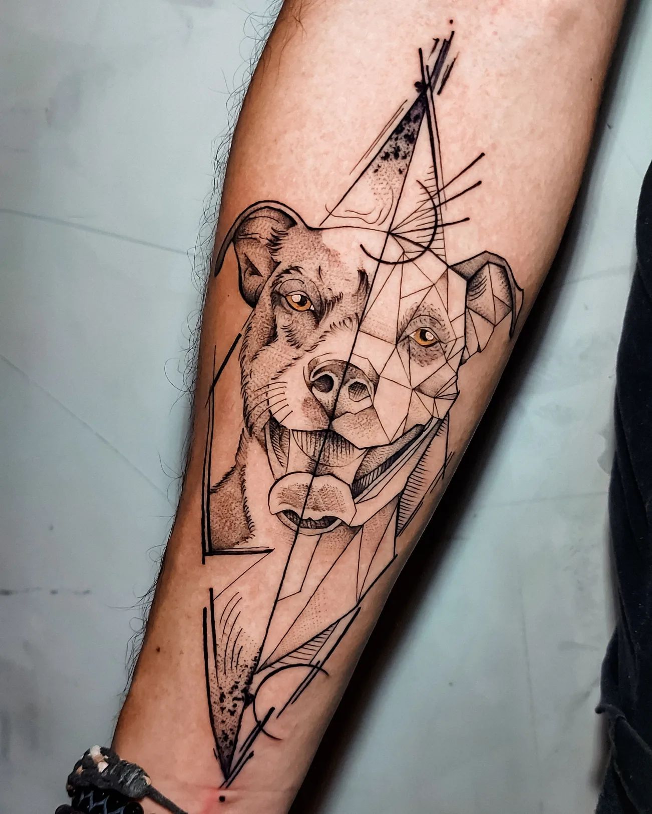 Tatuaje de perro geométrico