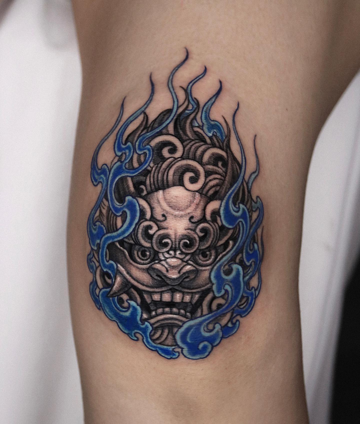 Tatuaje de rodilla azul artístico.