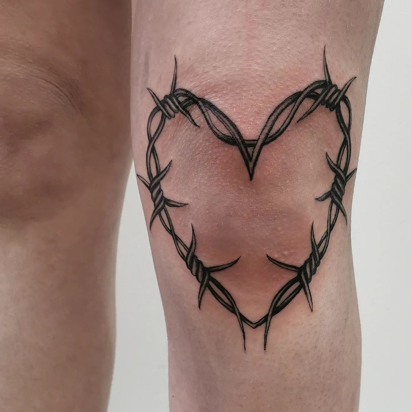 Tatuaje de rodilla con corazones.