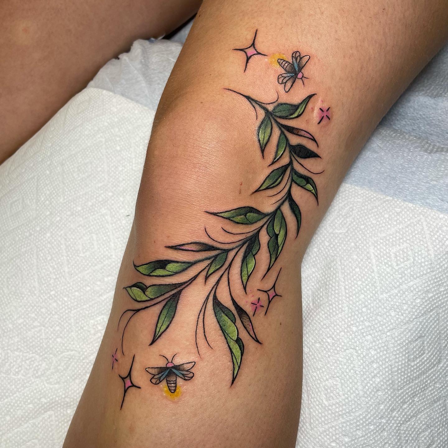 Tatuaje de rodilla de flor colorida