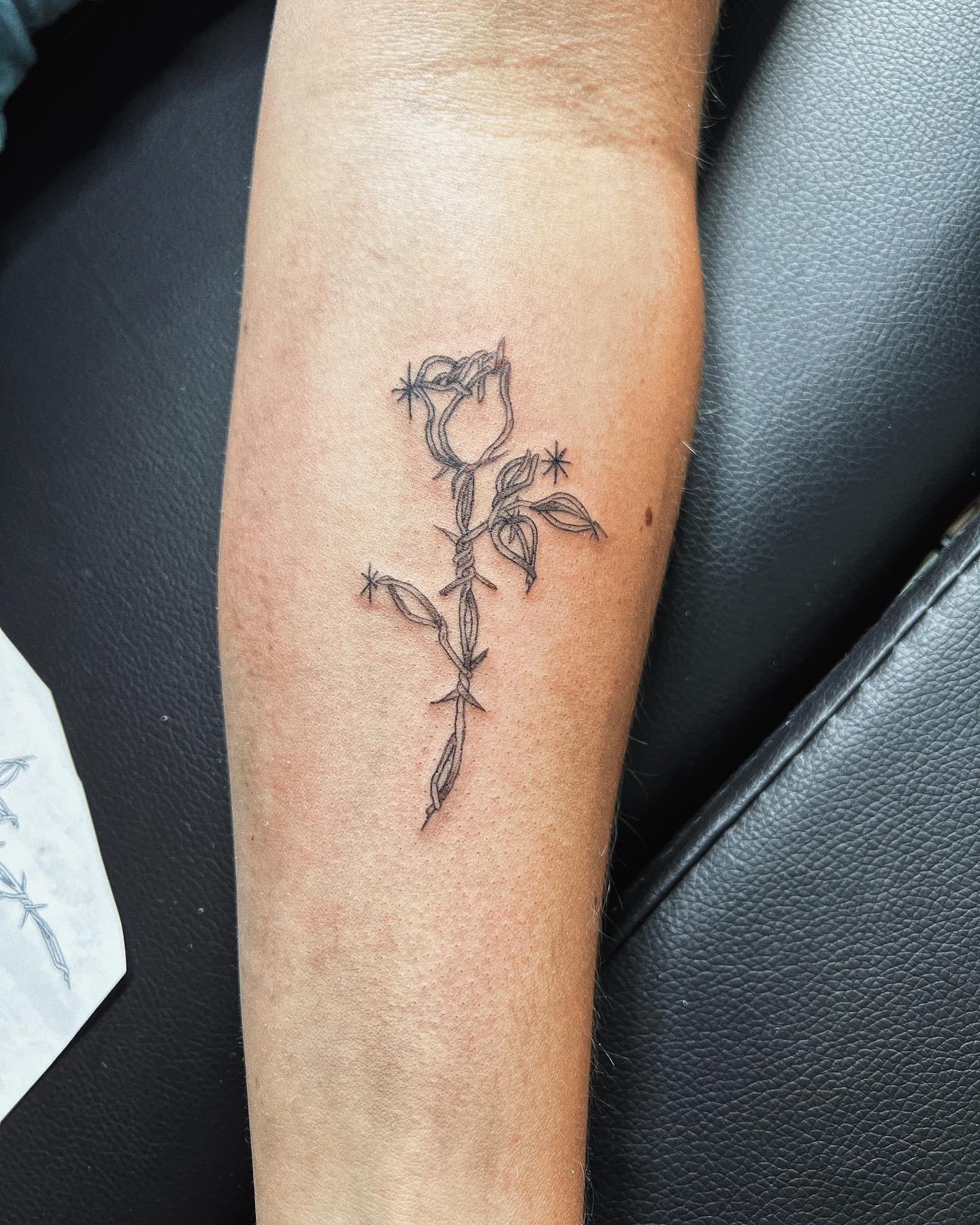 Tatuaje de Rosa de Alambre de Púa