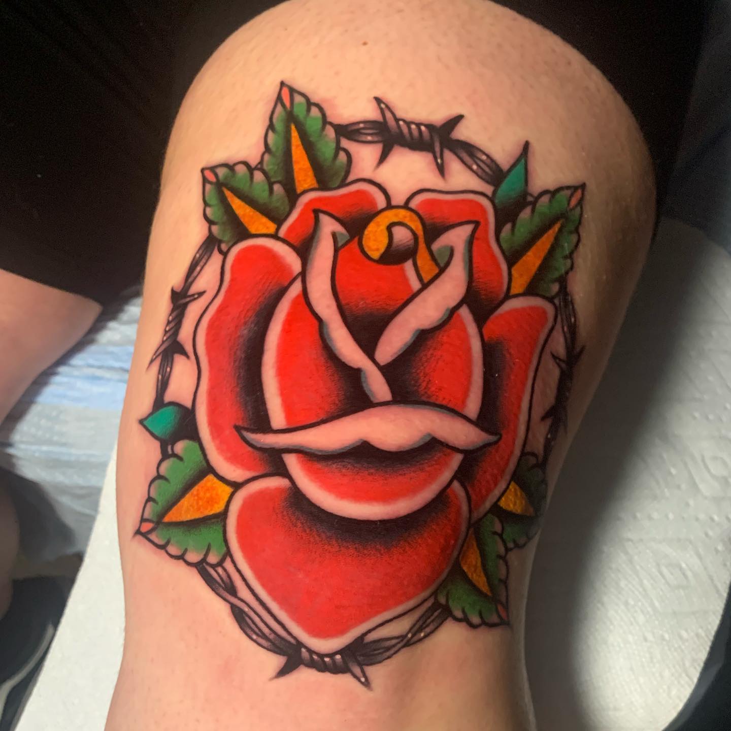 Tatuaje de Rosa Linda y Alambre de Espino