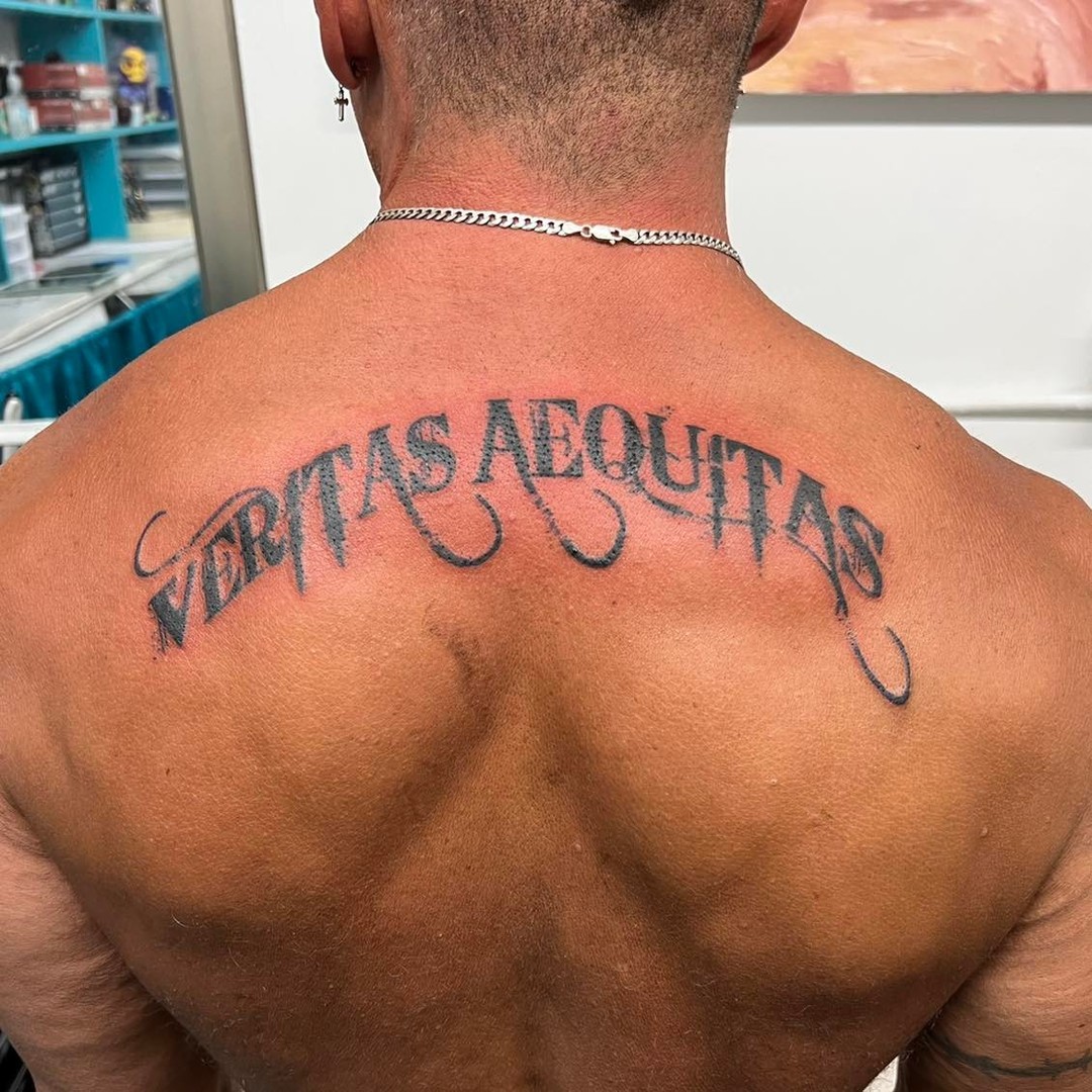 Tatuaje de Santos Boondock en la espalda.