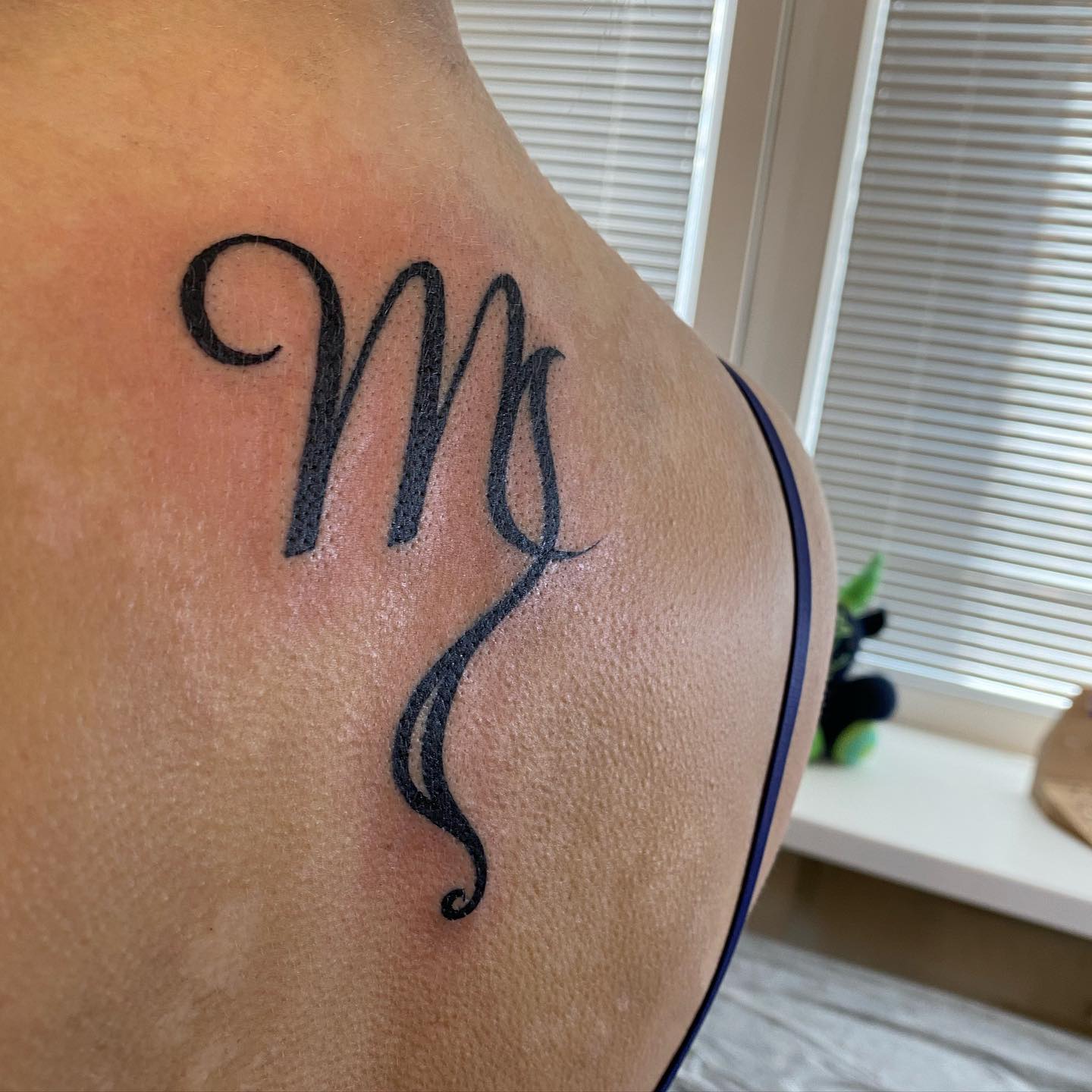 Tatuaje de Signo Virgo en la Espalda