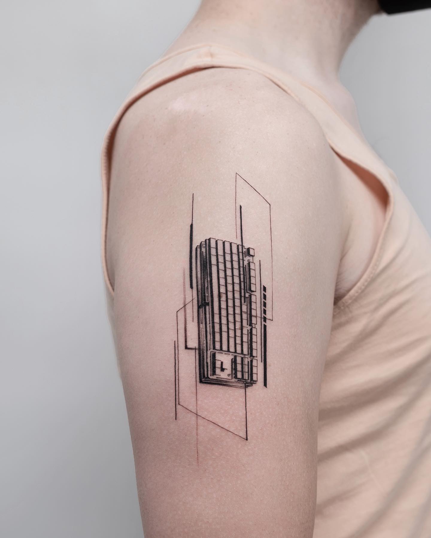 Tatuaje de teclado geométrico.