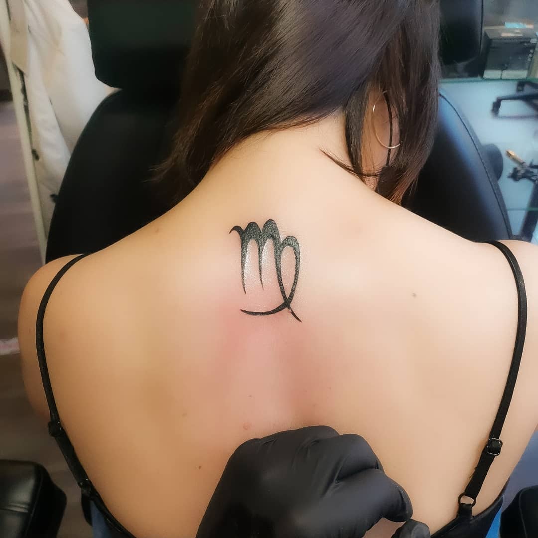 Tatuaje de Virgo en el cuello.