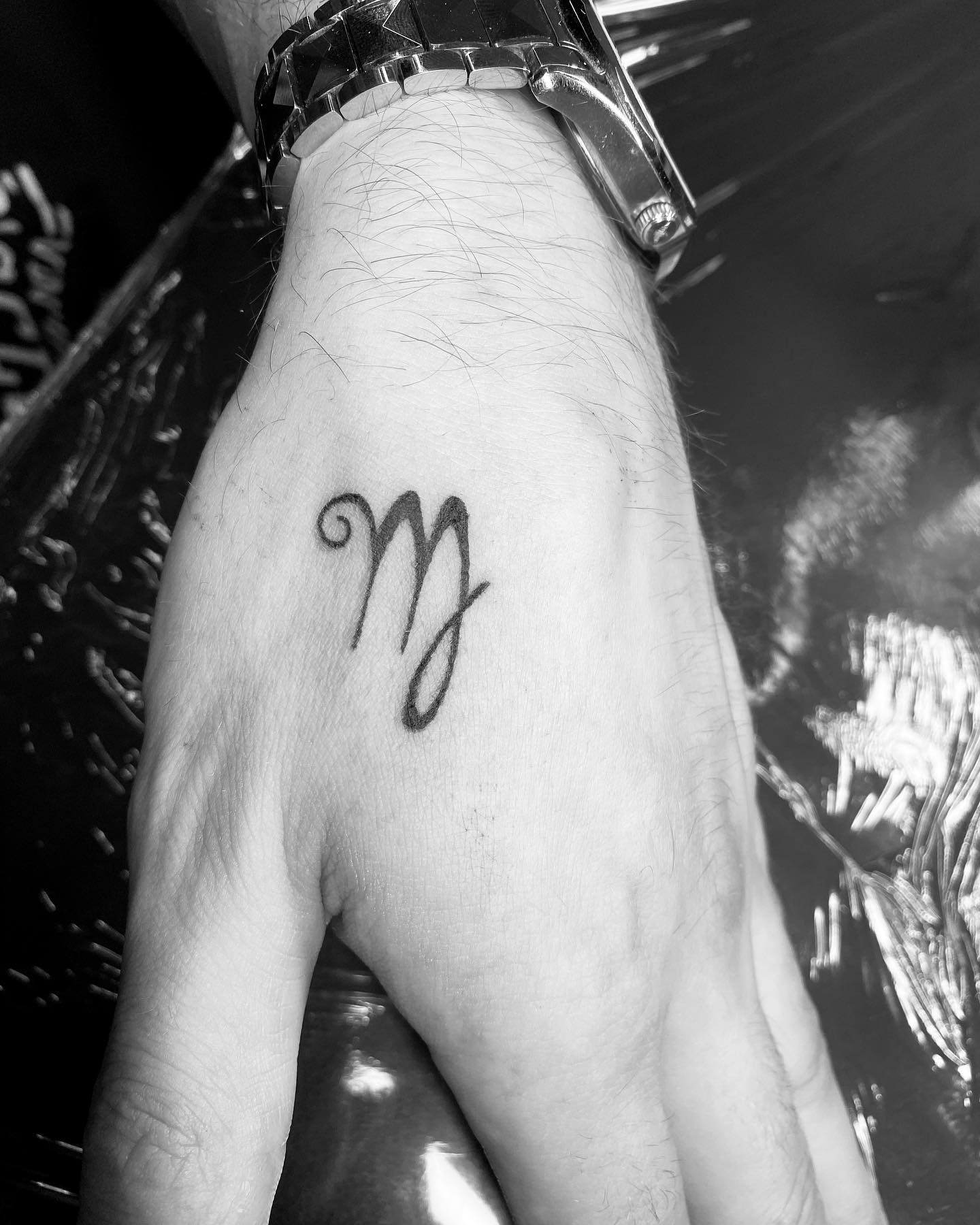 Tatuaje de Virgo en la mano