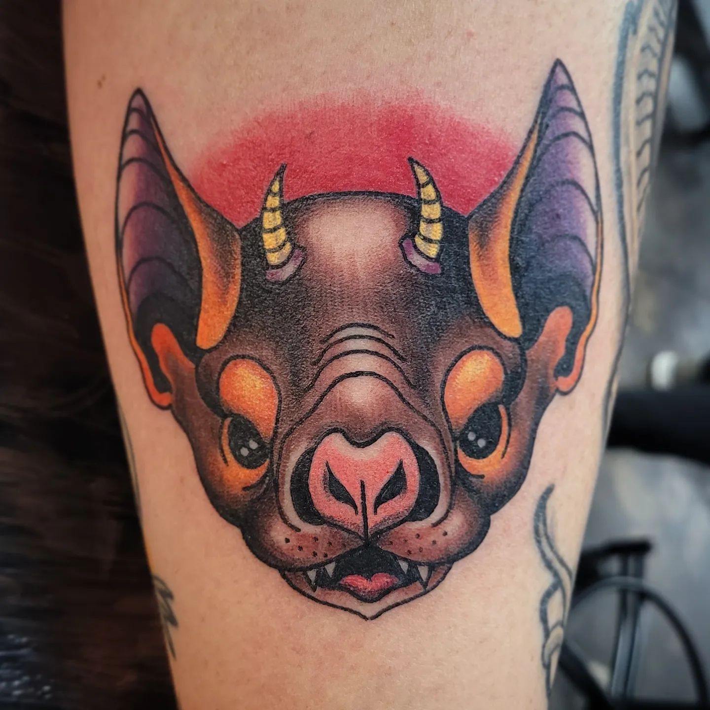 Tatuaje espeluznante de murciélago colorido.