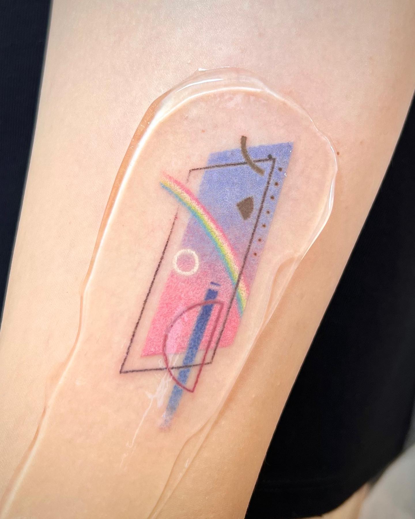 Tatuaje geométrico arcoíris